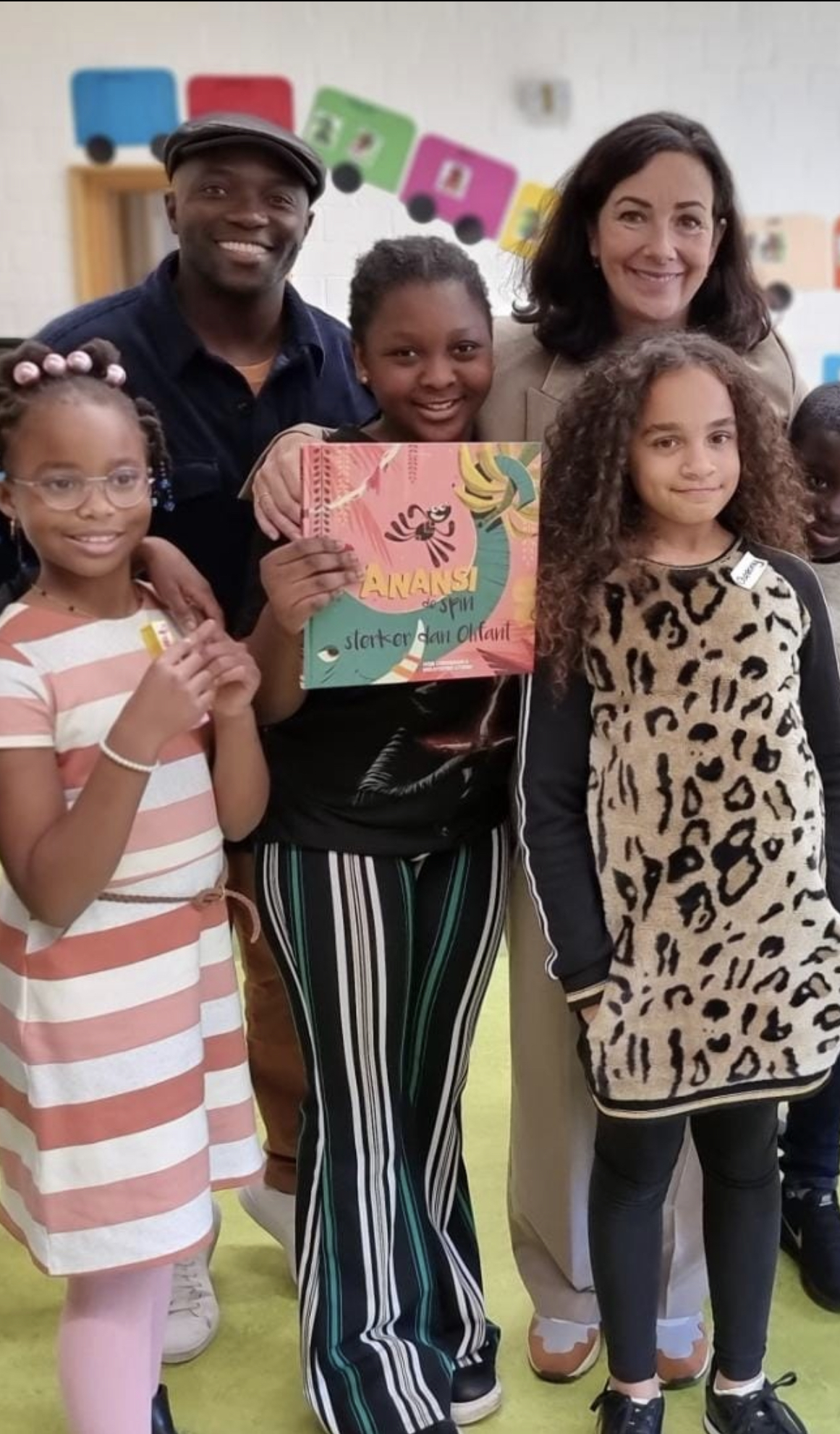 Burgemeester Femke Halsema leest voor uit Anansi de spin -Sterker dan Olifant-