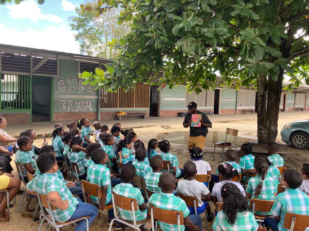 Anansi in de klas in Suriname